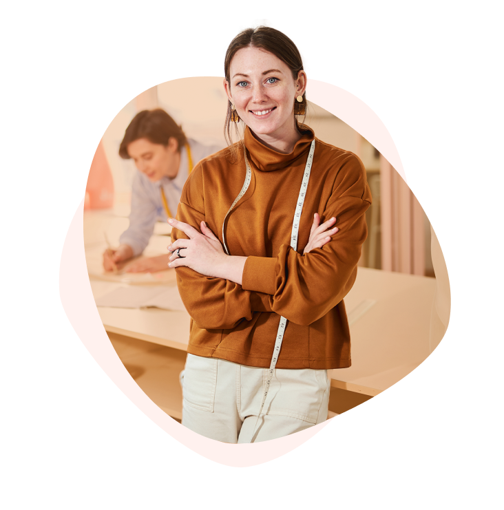 девушка - швея с мягкой линейкой на шее.